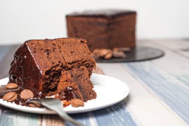 Sacher Cake. İnce bir kayısı reçelli tipik Avusturya çikolatalı keki..