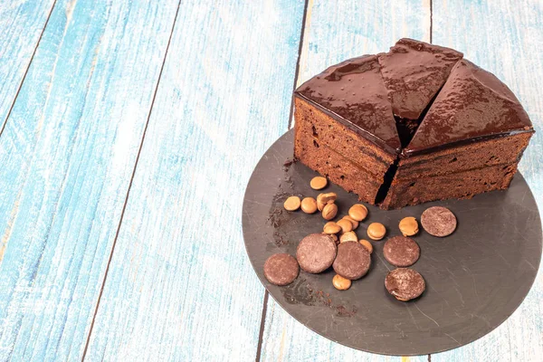 Торт Сейкер, домашний. Типичный австрийский шоколадный торт с тонким слоем абрикосового варенья . — стоковое фото