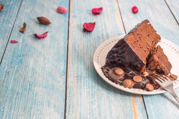 Австрийский шоколадный торт с тонким слоем абрикосового джема . — стоковое фото
