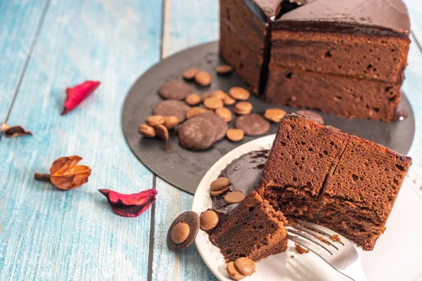 Sacher Cake. İnce bir kayısı reçelli tipik Avusturya çikolatalı keki..