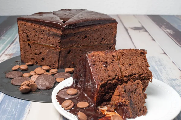 얇은 살구 잼 이 있는 전형적 인 오스트리아 초콜릿 케이크. — 스톡 사진