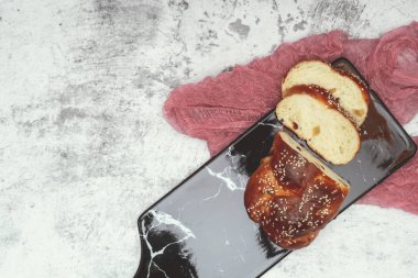 Kahvaltı sofrada hazır olsun. Düz konsept. Somun ve iki dilim ekmek..