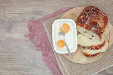 Sağlıklı, lezzetli kuru üzümlü ekmek ve iki rafadan yumurta. Kahvaltı sofrada hazır olsun. Düz konsept.