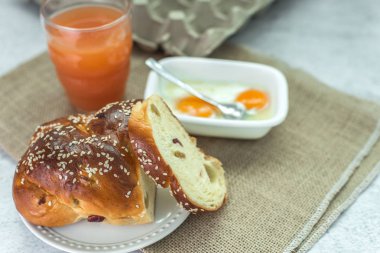 Kahvaltı ve brunch masada. Sağlıklı ev yapımı kuru üzüm, rafadan yumurta ve greyfurt suyu..