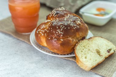 Kahvaltı ve brunch masada. Sağlıklı ev yapımı kuru üzüm, rafadan yumurta ve greyfurt suyu..