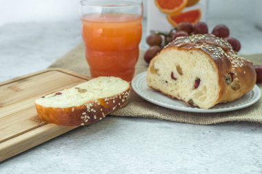 Masa konsepti üzerine sağlıklı kahvaltı ve brunch. Ev yapımı kuru üzüm, bir fincan greyfurt suyu ve üzüm..