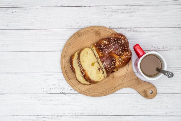 Pão de passas caseiro saudável, e uma xícara de café. Pequeno-almoço na mesa. Conceito de leigos planos . — Fotografia de Stock