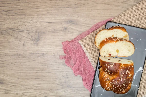 Desayuno almuerzo en la mesa. Plano concepto laico. Pan y dos rebanadas de pan . —  Fotos de Stock