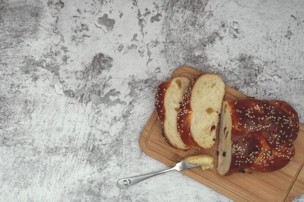 Reggeli villásreggeli az asztalon. Lapos fektetés. Mazsola kenyér, vaj elterjedt élelmiszer koncepció. — Stock Fotó