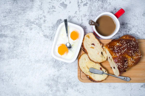 Pequeno-almoço na mesa. Conceito de leigos planos. Pão, café, ovos cozidos e manteiga. Conceito de bebida alimentar . — Fotografia de Stock