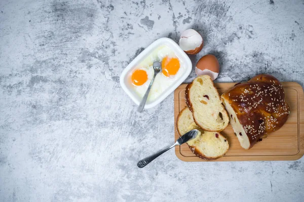 Pequeno-almoço na mesa. Conceito de leigos planos. Pão, café, ovos cozidos e manteiga. Conceito de bebida alimentar . — Fotografia de Stock