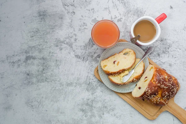 Pequeno-almoço na mesa. Conceito de leigos planos. Pão, suco de toranja, café e manteiga espalhar faca conceito de bebida alimentar . — Fotografia de Stock