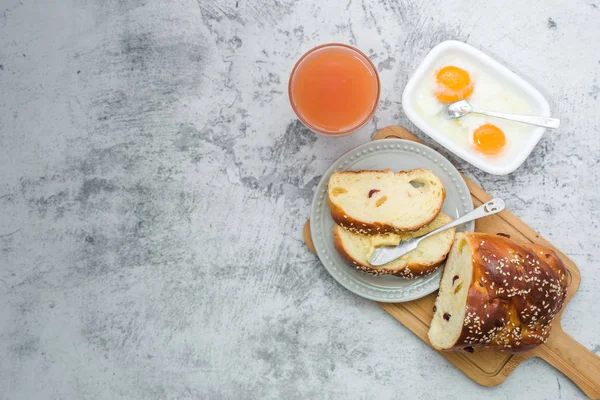 Pequeno-almoço na mesa. Conceito de leigos planos. suco de toranja, passas pão, café e manteiga espalhar faca conceito de bebida alimentar . — Fotografia de Stock
