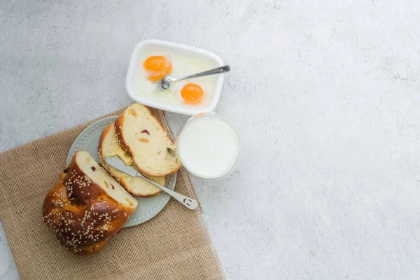 早餐早午餐在桌上。 平铺概念。 面包两片，煮得软软的鸡蛋和涂黄油的小刀. — 图库照片