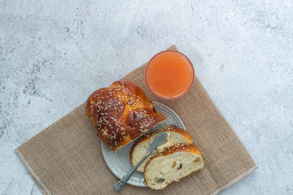 Breakfast brunch on table. Flat lay, one cup of grapefruit juice, and bread on plate food beverage concept. — Stock Photo, Image