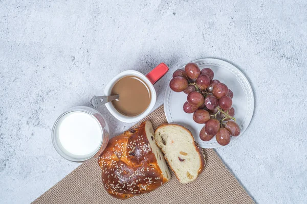 Pequeno-almoço na mesa. Conceito de leigos planos. Pão, cacho de uvas, café e leite fresco conceito de bebida alimentar . — Fotografia de Stock