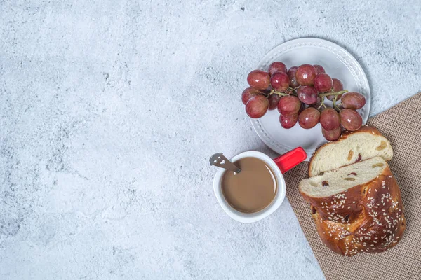 早餐早午餐在桌上。 平铺概念。 盘子里的葡萄，一杯咖啡和面包食品的概念. — 图库照片
