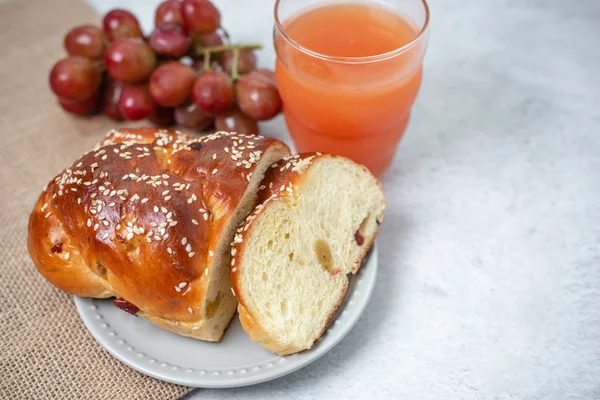 Bread on plate, grapefruit juice and bunch of grapes food drink concept. Breakfast brunch on table. — Stock Photo, Image
