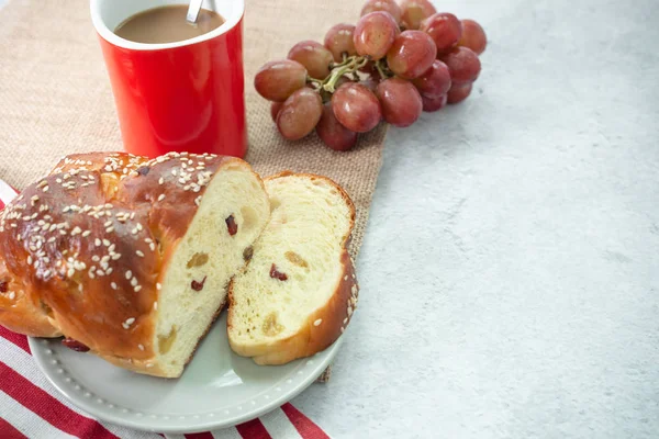 莱辛面包盘中,咖啡和一堆葡萄食品的概念. 早餐早午餐在桌上. — 图库照片