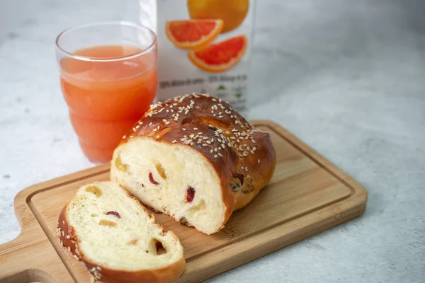 Home-baked raisins bread, grapefruit food drink concept. Breakfast brunch on table. — Stock Photo, Image
