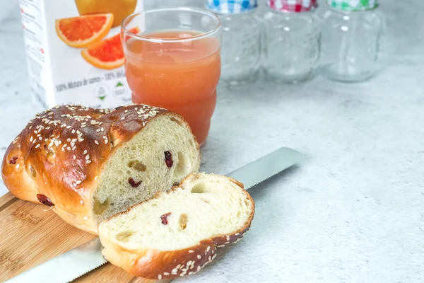 Breakfast brunch on table. Home-baked raisins bread, and grapefruit juice on table. — Stock Photo, Image