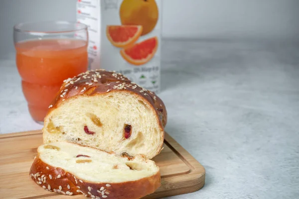 Házi meade egészséges mazsola kenyér, és grapefruit étel ital koncepció. Reggeli reggeli az asztalon. — Stock Fotó