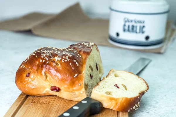 Home-baked raisins bread, and knife. Breakfast brunch on table. — Stock Photo, Image