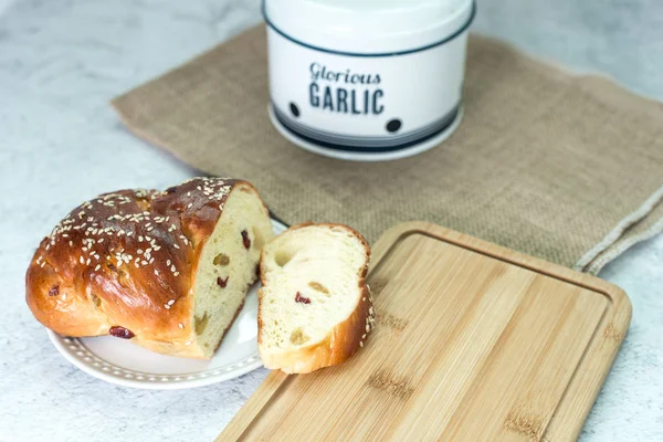 Házi készítésű mazsolás kenyér az asztalon. Reggeli és reggeli koncepció. — Stock Fotó