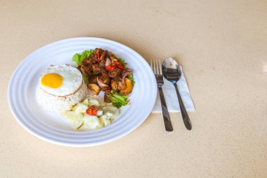 Asya Çin yemeği, çırpılmış baharatlı tavuk ve yumurta turşusu.