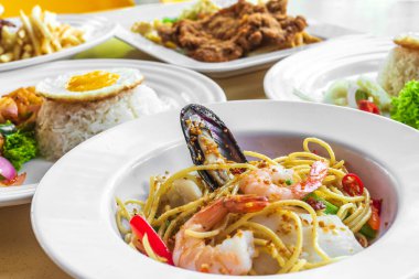 Baharatlı deniz ürünleri spagettisi aglio olio. Yemek masa konsepti.