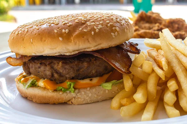 Jumbo Beef Burger mit Speck, Käse, Salat, Tomaten und Pommes frites — Stockfoto