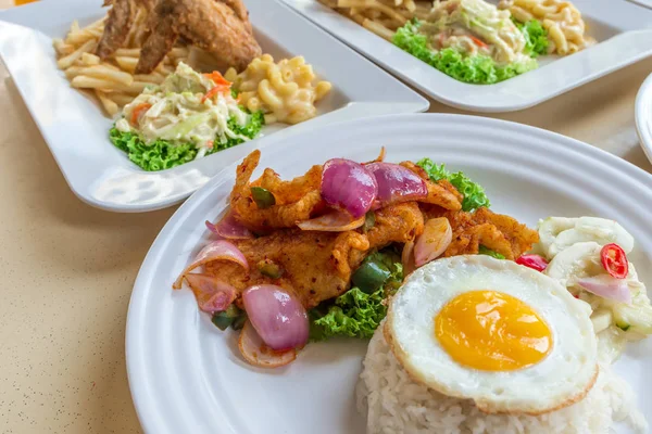 Makanan Cina Asia, Stir-goreng ikan pedas manis dengan nasi dan telur sisi cerah — Stok Foto