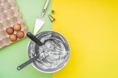 Pasta pişirme, kek yapma, burun tıkaçları, çiğ yumurtalar yeşil arka planda yatar.