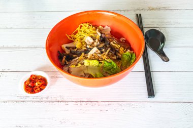 Asya Singapur kuru balık köftesi kıymalı domuz kıymalı kırmızı biberli makarna.