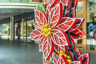 Noel süsleri, halka açık alandaki süsler yıl sonu kutlaması için hazırlanıyor. Noel Baba, Kardan adam, ren geyiği görülebilir..