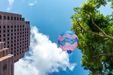 Noel süsleri halka açık sokaklarda gizemli bir şekilde havada süzülüyor.