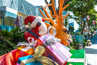 Kamu alanındaki Noel süsleri ve süsleri yıl sonu kutlamalarına hazırlanıyor.