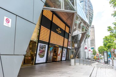 Singapur, Orchard Yolu 'ndaki bir koç dükkanında. Koç, aynı zamanda bavul ve çanta üreten lüks bir deri eşya şirketi..