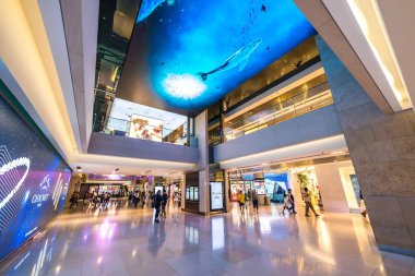 Singapur 'daki Ion Orchard alışveriş merkezinin içi.