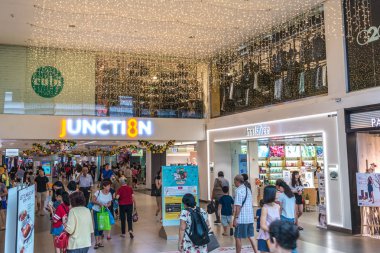 Singapur kentindeki bir alışveriş merkezinin girişinde.