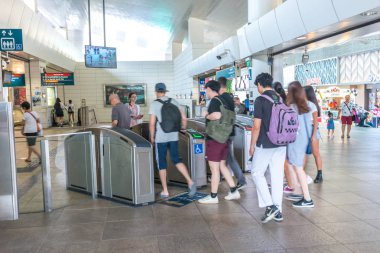 Çıkış kapısından giren yolcular. Mrt, kentsel, banliyö hızlı ulaşım ağının çoğunu ve daha geniş demiryolu ağını oluşturan ağır bir demiryolu sistemidir..