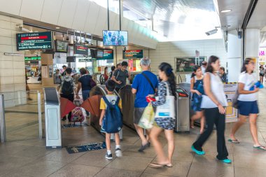 Çıkış kapısından giren yolcular. Mrt, kentsel, banliyö hızlı ulaşım ağının çoğunu ve daha geniş demiryolu ağını oluşturan ağır bir demiryolu sistemidir..
