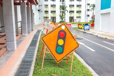 Trafik ışığı uyarı levhası yaklaşan araçlar