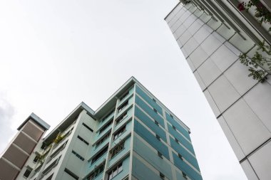Dipteki manzara, bulutlu bir günde, Asya, Singapur 'daki kamu konutları. Hdb olarak da bilinen bu evler, hükümetin dikey konut daireleri..