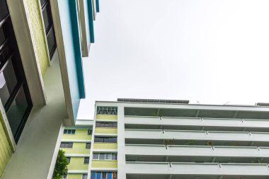 Singapur 'daki umumi konutların bulutlu bir gününde manzaranın dibine. Hdb olarak da bilinen bu evler, hükümetin dikey konut daireleri..