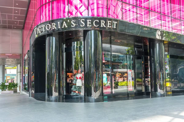 Asien / singapore - Victoria 's Secret Store Front entlang der Obstgartenstraße, singapore. Victoria 's Secret der größte amerikanische Einzelhändler für Damenunterwäsche. — Stockfoto