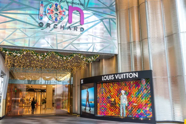 Asya / Singapur - Louis Vuitton Lv, Orchard Road İon alışveriş merkezi, Singapur. Louis Vuitton şirketi dünya çapında 460 'tan fazla mağaza işletiyor..