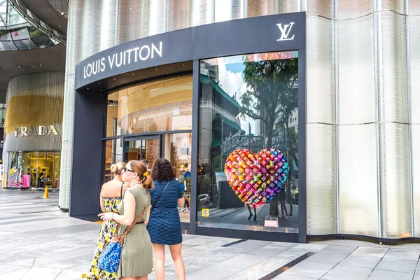 Louis Vuitton Lv mağazası, Orchard Road Ion alışveriş merkezi, Singapur. Louis Vuitton şirketi dünya çapında 460 'tan fazla mağaza işletiyor. Fotoğraf çeken turistler.