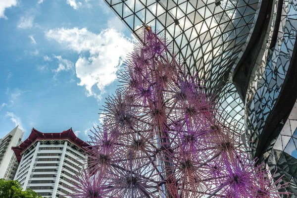 Decoración de luces de árbol de Navidad de neón rosa para la temporada festiva en una mañana soleada brillante — Foto de Stock