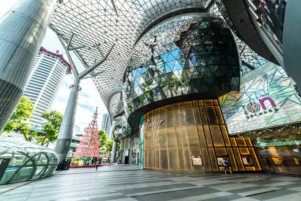 Vista de la calle Orchard Road, Singapur en una mañana soleada caliente — Foto de Stock